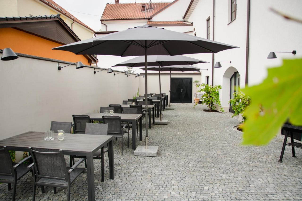 Hotel Restaurant Na Navsi Ricany  Buitenkant foto