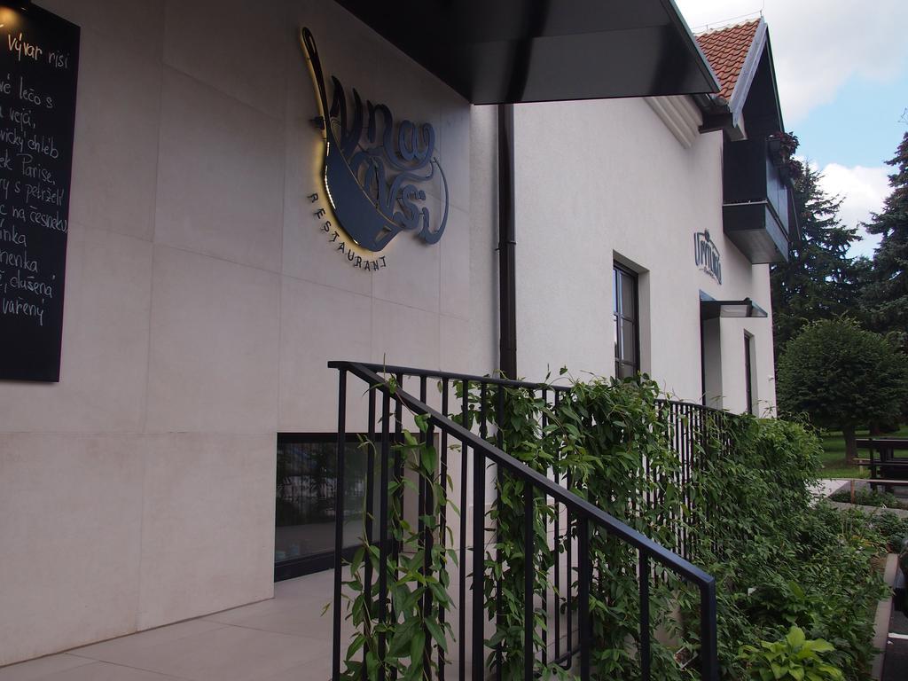 Hotel Restaurant Na Navsi Ricany  Buitenkant foto